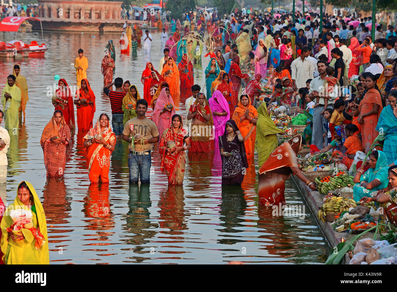 Hindus at the Chhath festival, New Delhi, India | Hindus beim hinduistischen Chhath Fest, Neu-Delhi, Indien Stock Photo