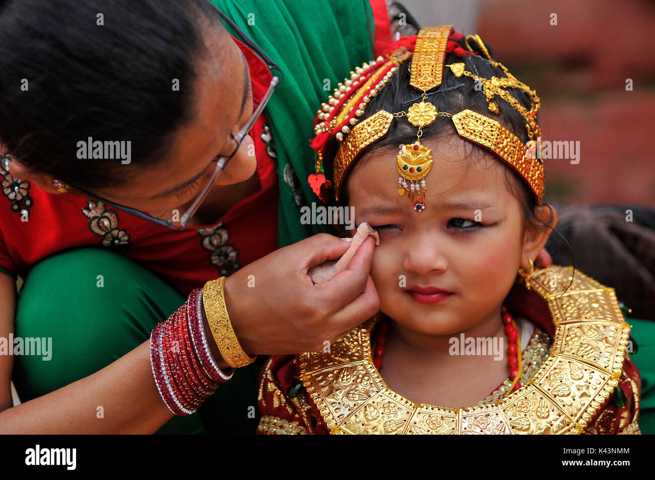 Kathmandu, Nepal. 04th Sep, 2017. A Nepalese mother cleans her daughter's face during celebration of Kumari puja at Basantapur Durbar Square, Katmandu, Nepal on Monday, September 04, 2017. Altogether 108 young girls under the age of nine gathered for the Kumari puja, a tradition of worshiping, which believes doing puja save small girls from diseases and bad luck in future. Credit: Narayan Maharjan/Pacific Press/Alamy Live News Stock Photo