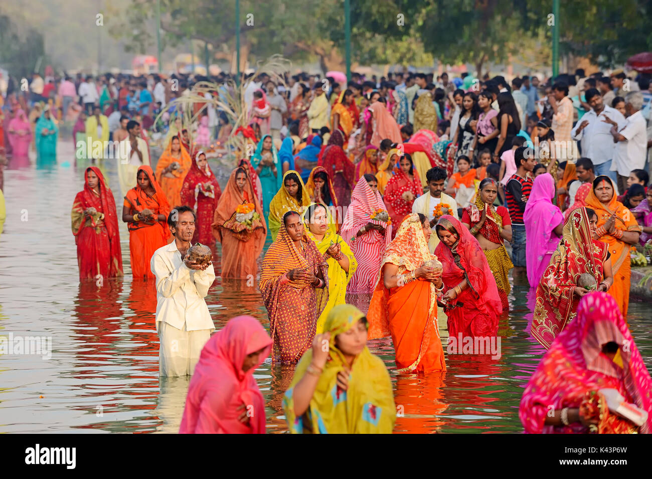 Hindus At The Chhath Festival New Delhi India Hindus Beim Hinduistischen Chhath Fest Neu