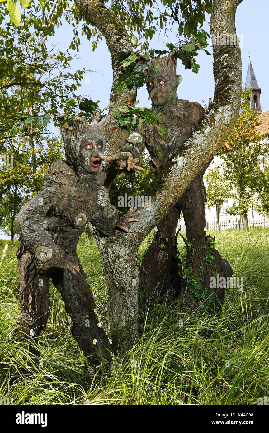 Wittenburg, Deutschland. 30th Aug, 2017. GEEK ART - Bodypainting meets SciFi, Fantasy and more: Fairytale photoshooting with model Maria and Enrico as tree-beings in the monastery garden of the monastery church Wittenburg on August 30, 2017 - A project of the photographer Tschiponnique Skupin and the bodypainter and transformaker Enrico Lein | Verwendung weltweit Credit: dpa/Alamy Live News Stock Photo