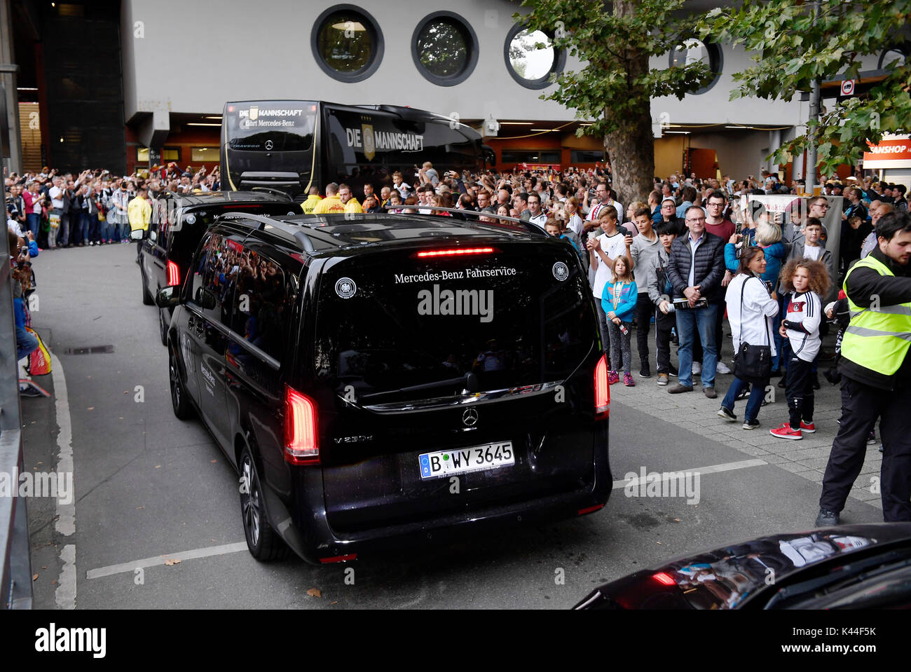 Stuttgart, Deutschland. 04th Sep, 2017. Ankunft des DFB-Mannschaftsbusses. GES/ Fussball/ WM Qualifikation: Deutschland - Norwegen, 04.09.2017 Football/Soccer: WC qualification: Germany vs Norway, Stuttgart, September 4, 2017 | Verwendung weltweit Credit: dpa/Alamy Live News Stock Photo