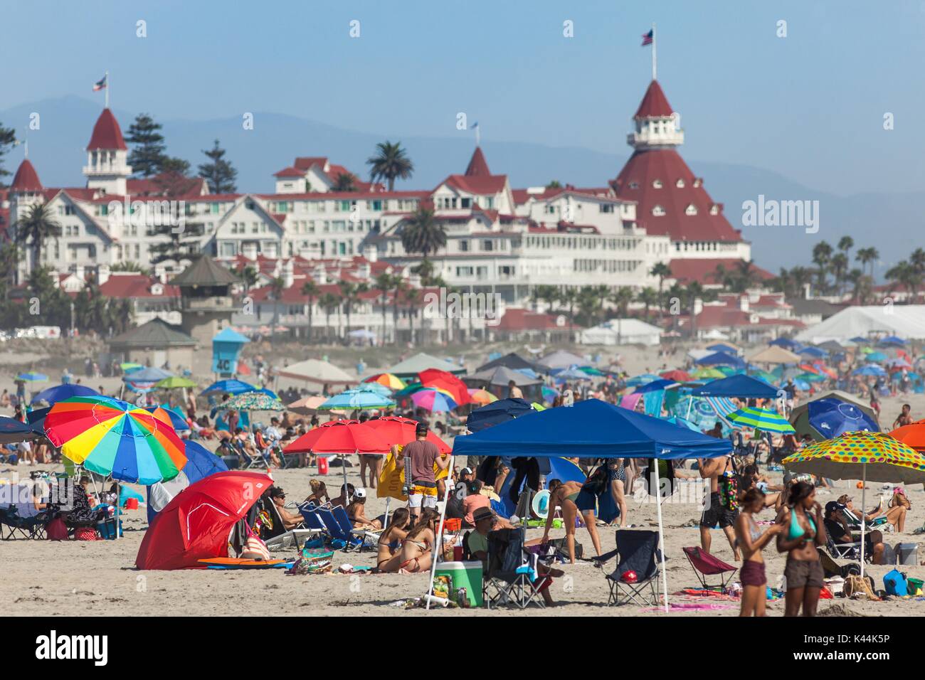 Usa. 2nd Sep, 2017. On a busy Labor Day weekend, beach goers finds relief near the waters edge, on a crowded Coronado beach. Credit: Daren Fentiman/ZUMA Wire/Alamy Live News Stock Photo