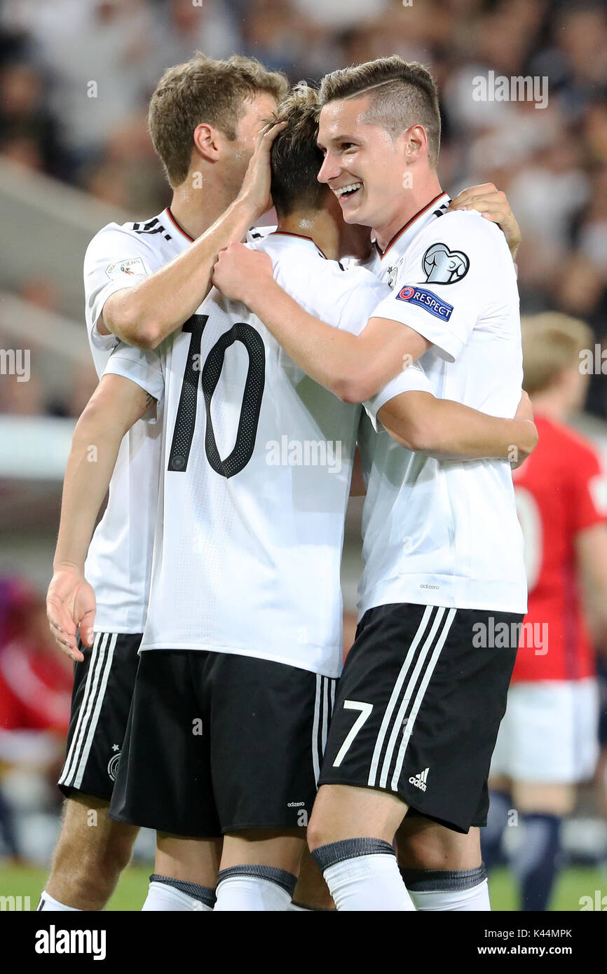 Stuttgart, Germany. 4th Sep, 2017. Germany's Julian Draxler (R) celebrates after scoring during a 2018 World Cup qualification match between Germany and Norway in Stuttgart, Germany, on Sept. 4, 2017. Germany won 6-0. Credit: Ulrich Hufnagel/Xinhua/Alamy Live News Stock Photo