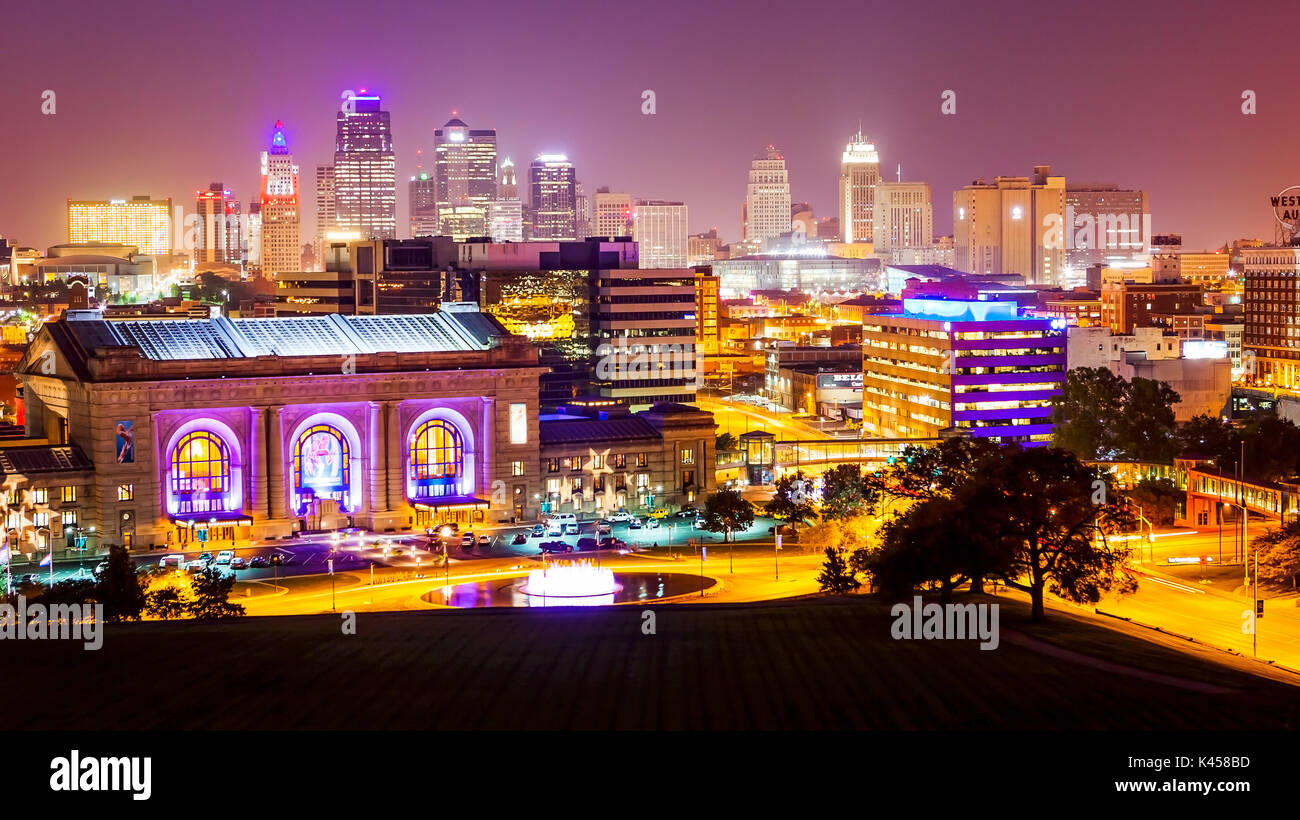Kansas City, Missouri cityscape skyline as night falls over downtown Stock Photo