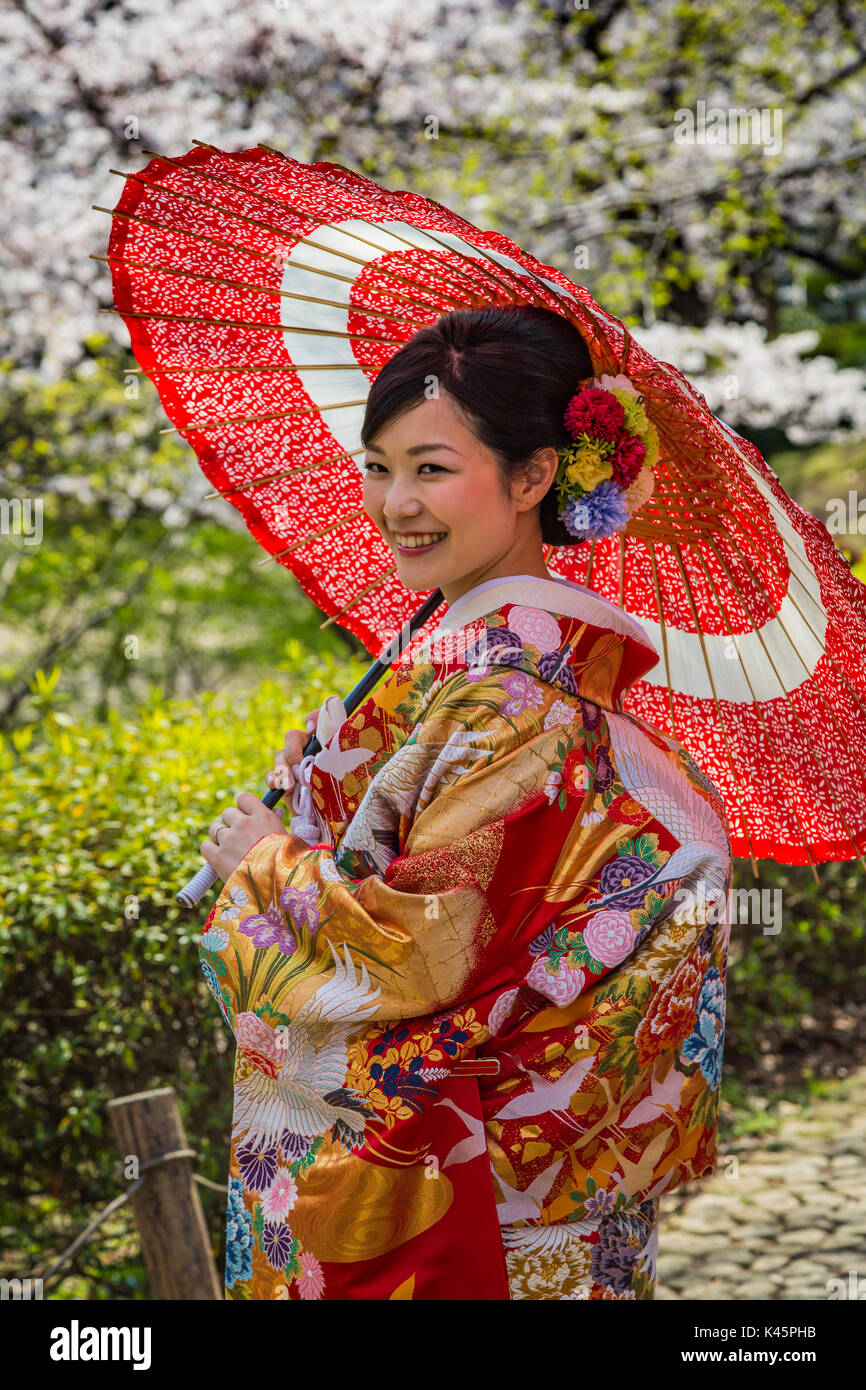 A Japanese bride in traditional wedding dress in Sumida Park, Asakusa,  Tokyo, Japan, Asia Stock Photo - Alamy