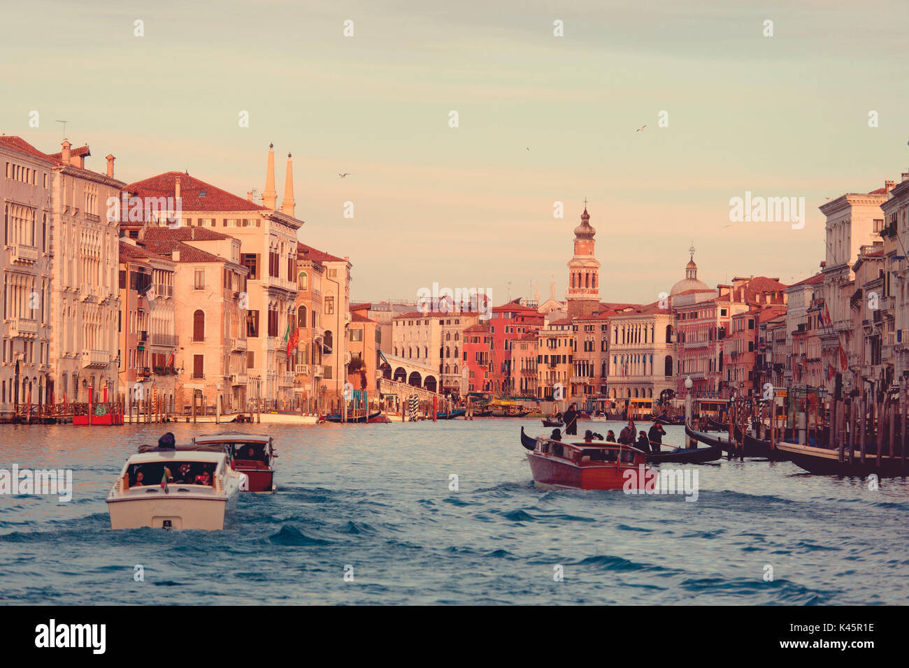 Sunset gondola boats grand canal hi-res stock photography and images ...