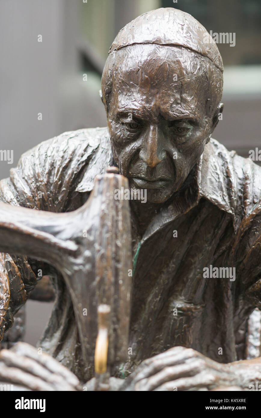 USA, New York, New York City, Mid-Town Manhattan, The Garment Worker, statue by Judith Weller Stock Photo