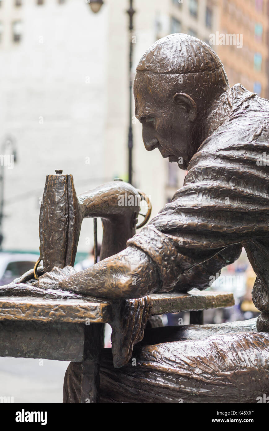 USA, New York, New York City, Mid-Town Manhattan, The Garment Worker, statue by Judith Weller Stock Photo