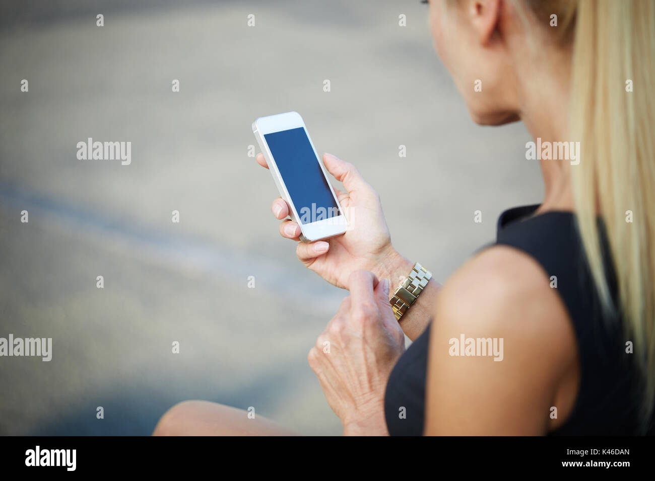 Modern woman using smartphone hi-res stock photography and images - Alamy