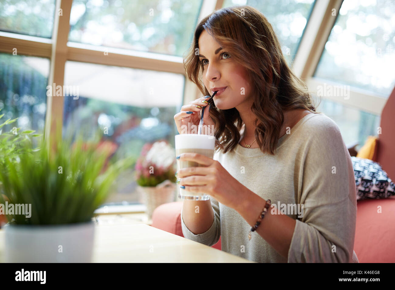 кофе. холодный кофе ( iced latte). айс латте эстетика. фраппе латте кофе. холодный кофе польза.