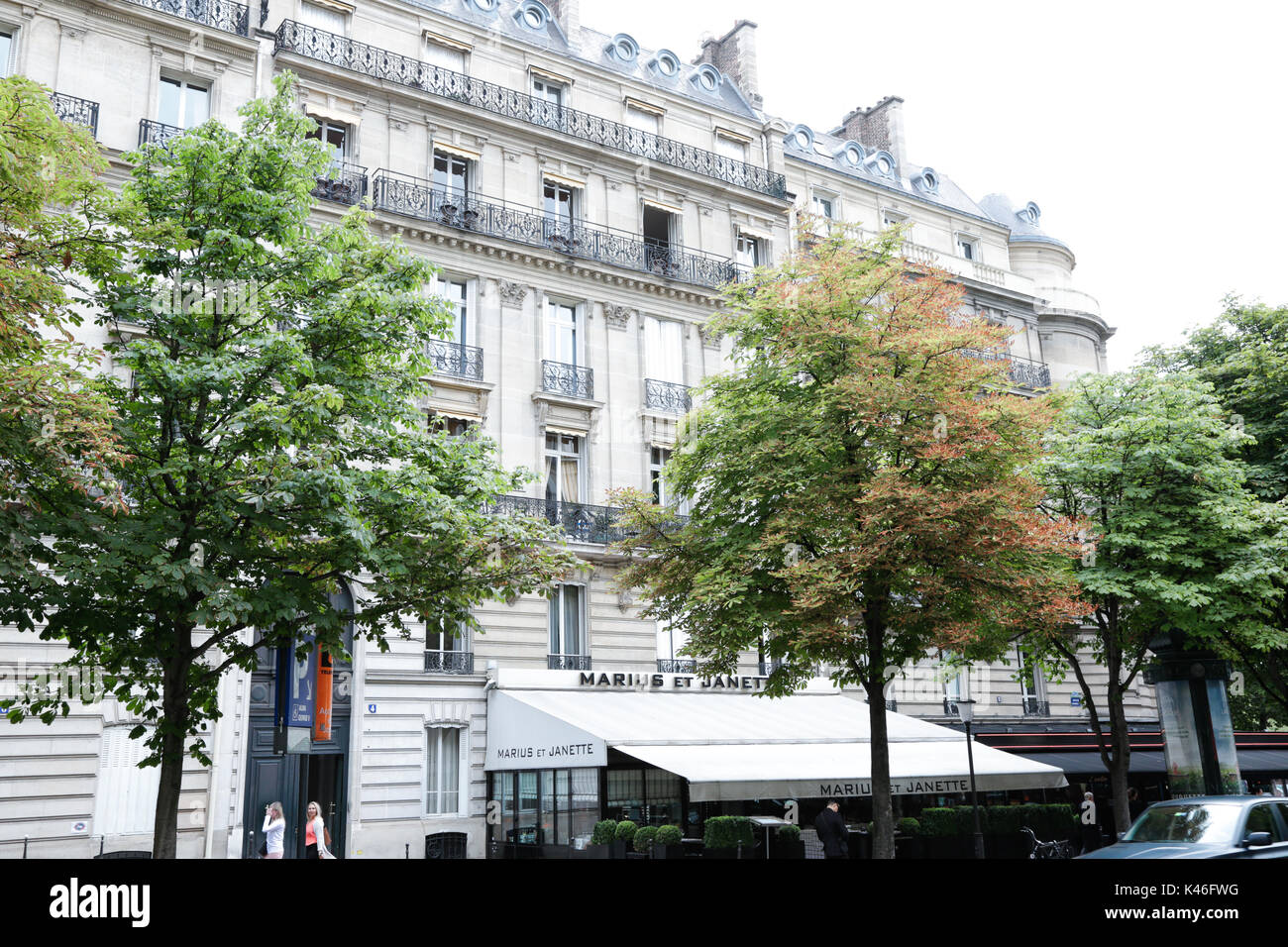 Paris, France: Avenue Montaigne, famous shopping avenue with luxury brands  and five star hotels Stock Photo - Alamy