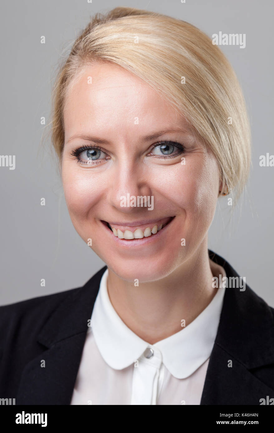 Closeup headshot of young and happy business woman Stock Photo - Alamy