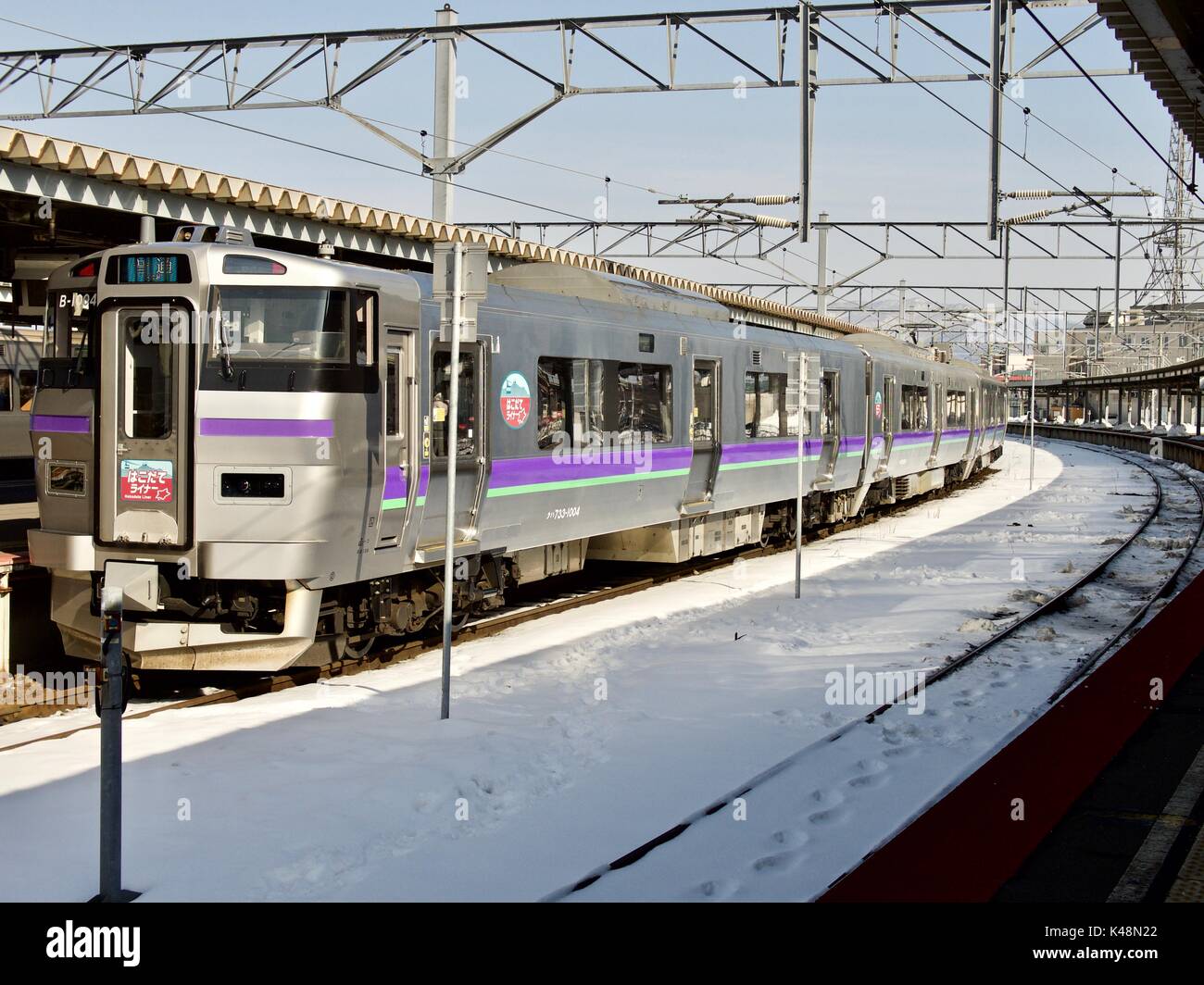Hakodate Liner B-1004 Rapid Express train stopping at Hakodate Station Stock Photo