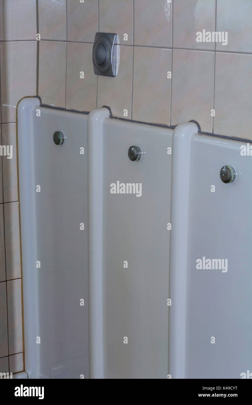 Called urinal trough or Pinkel gutter is a device made of ceramic on