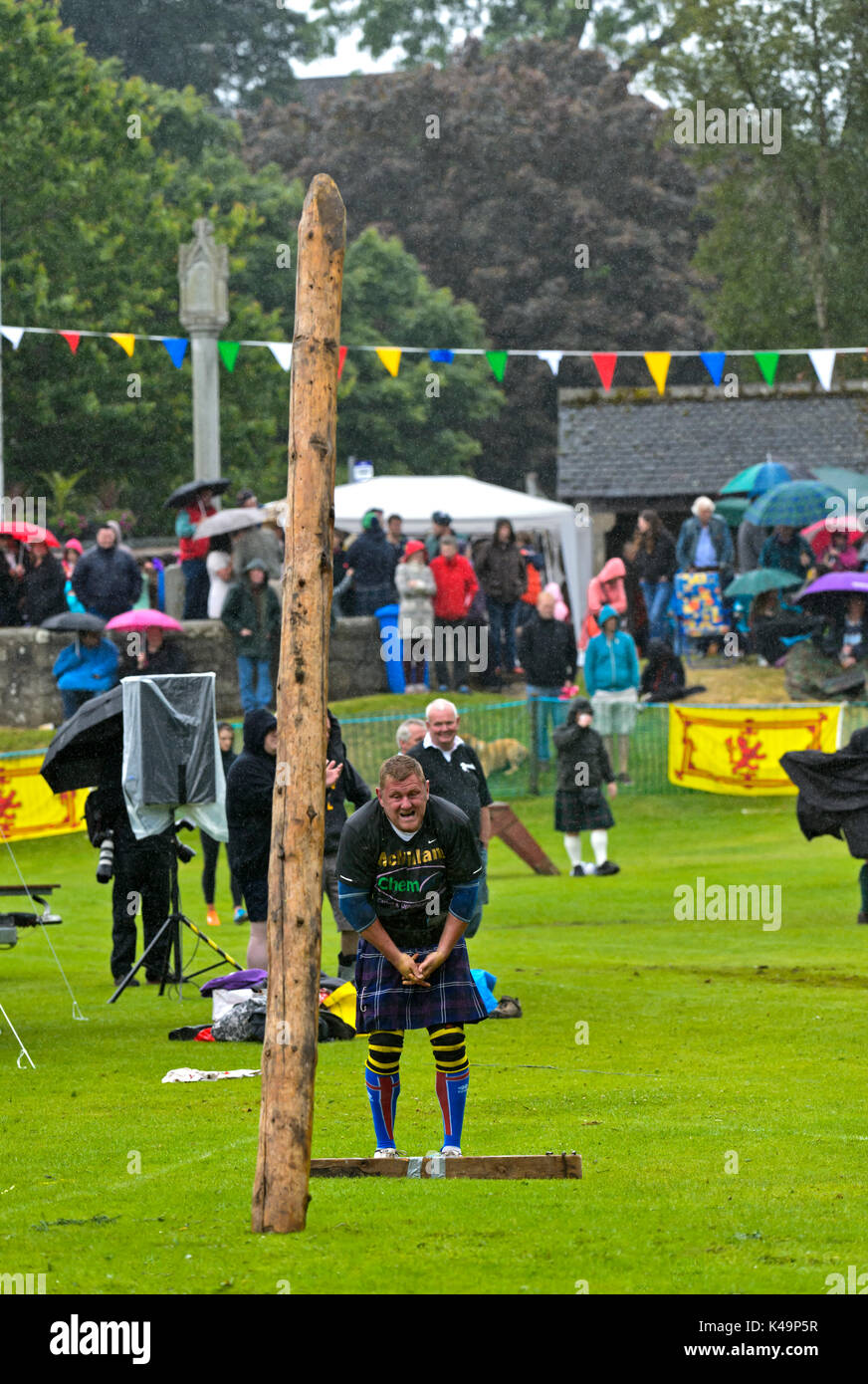 Man tossing caber hires stock photography and images Alamy