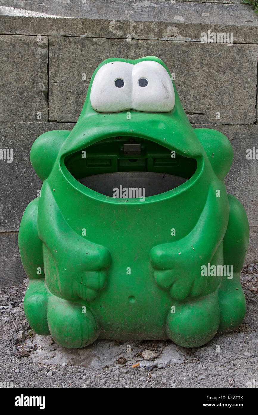 Da Macht Das Abfall Entsorgen In Der Kleinen Istrischen Stadt Einfach Spass Stock Photo