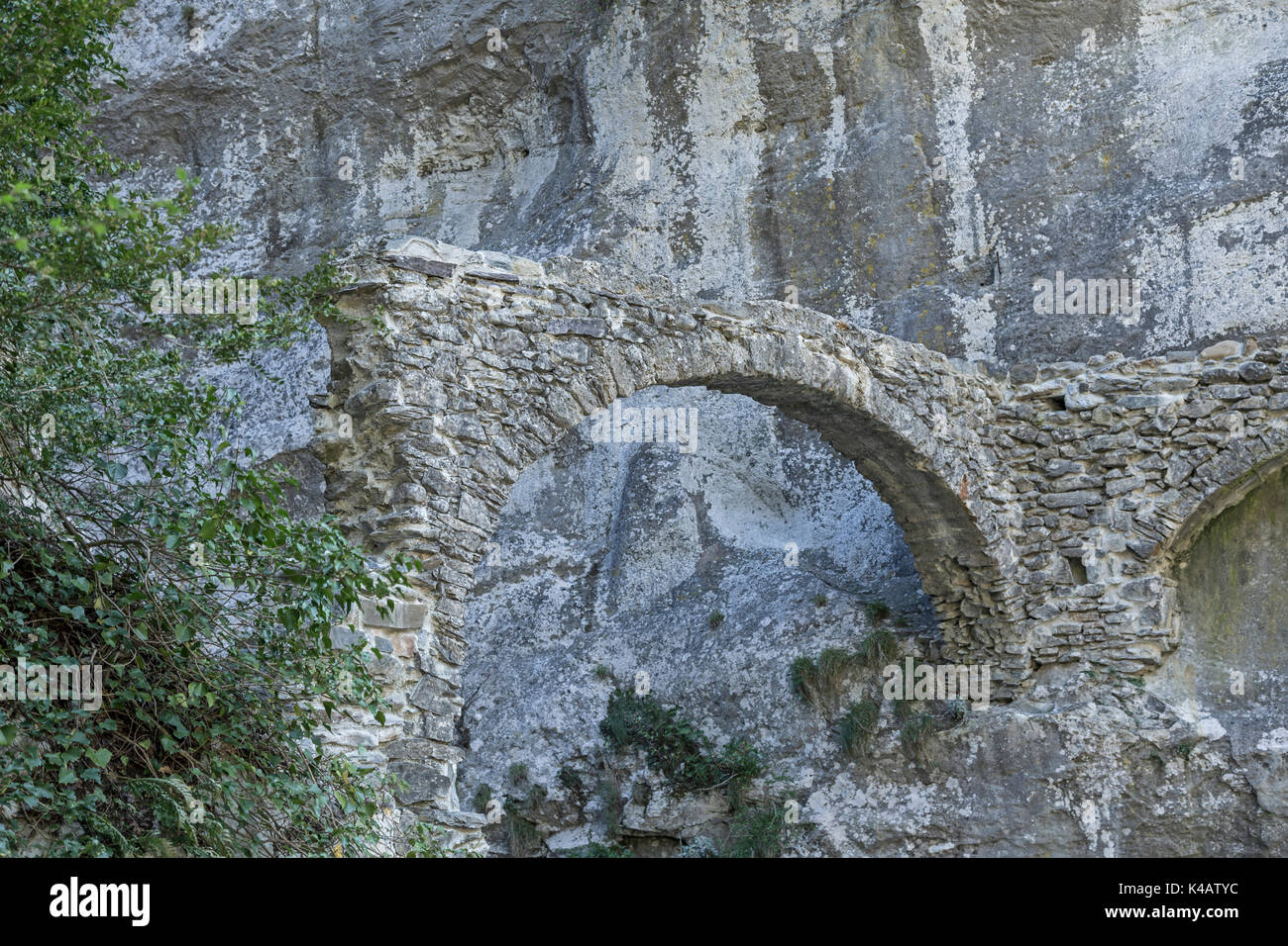 Old arch bridge hi-res stock photography and images - Alamy
