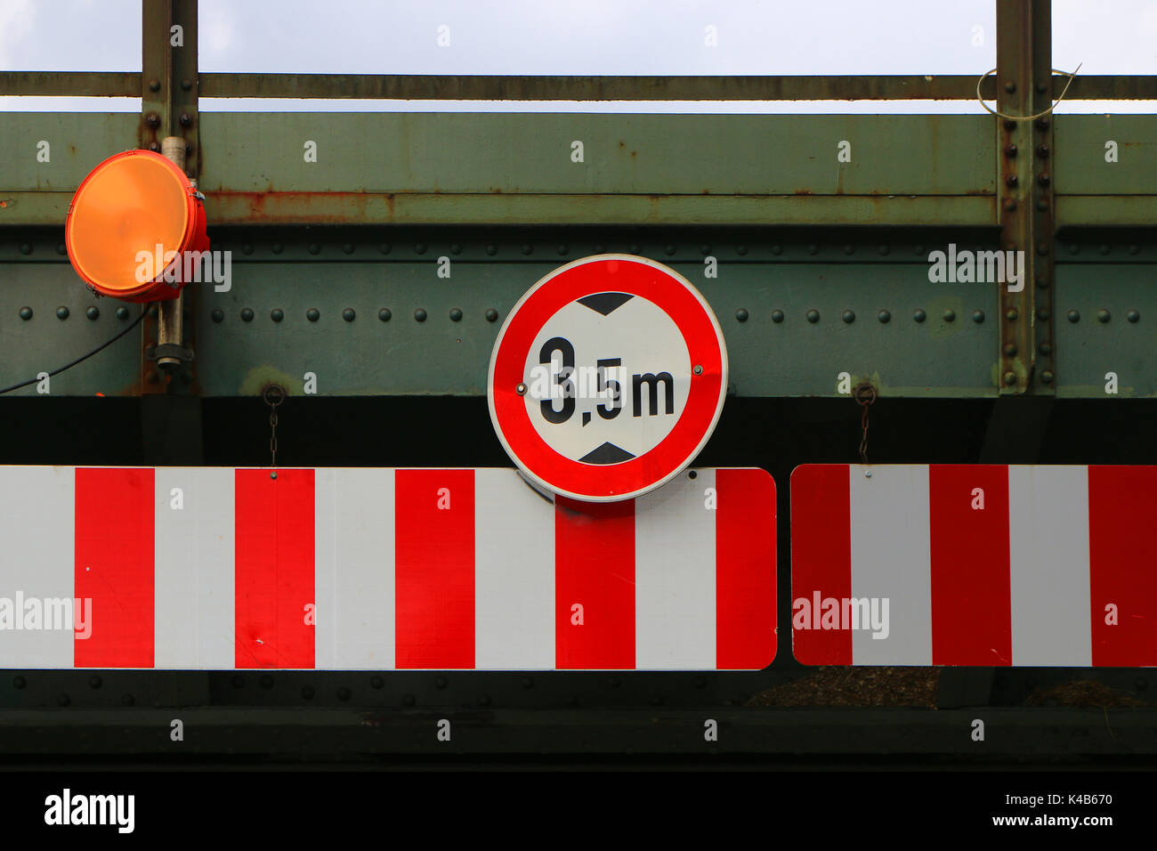 Road sign height limit hires stock photography and images Alamy