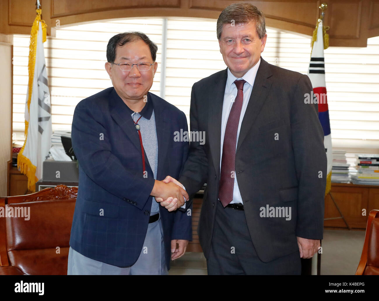 ILO chief visits S. Korean industry body International Labor