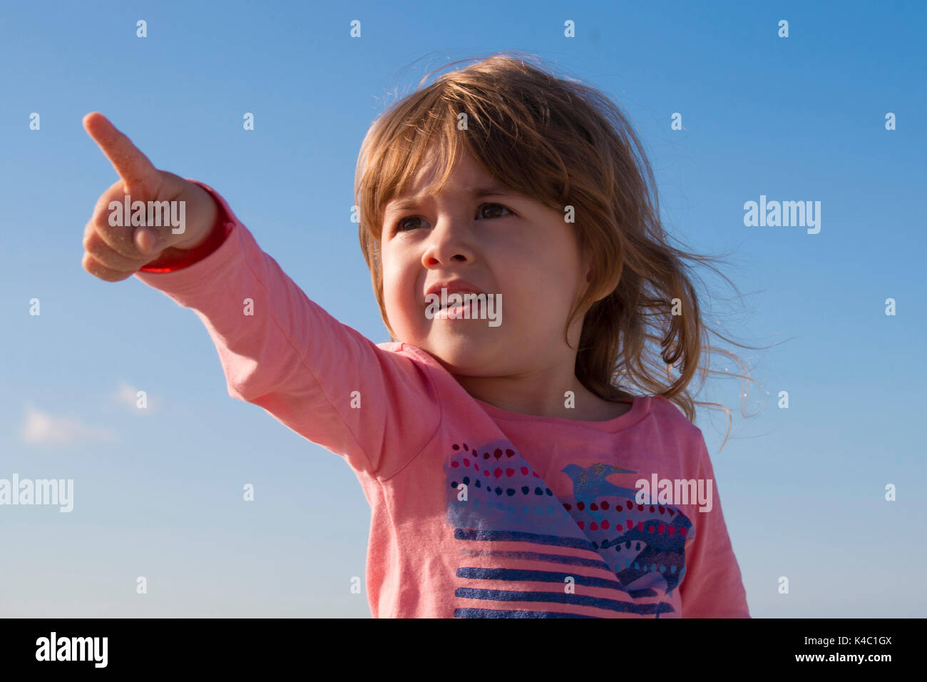 ребенок показывает пальцем. ребенок показывает. ребенок показывает пальцем на предметы. альчикуказывает пальцем. покажи детей людей.