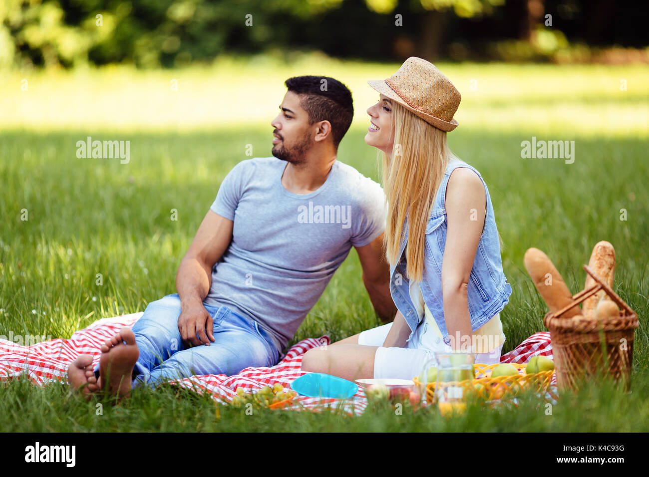 Picnic couple blanket hi-res stock photography and images - Alamy