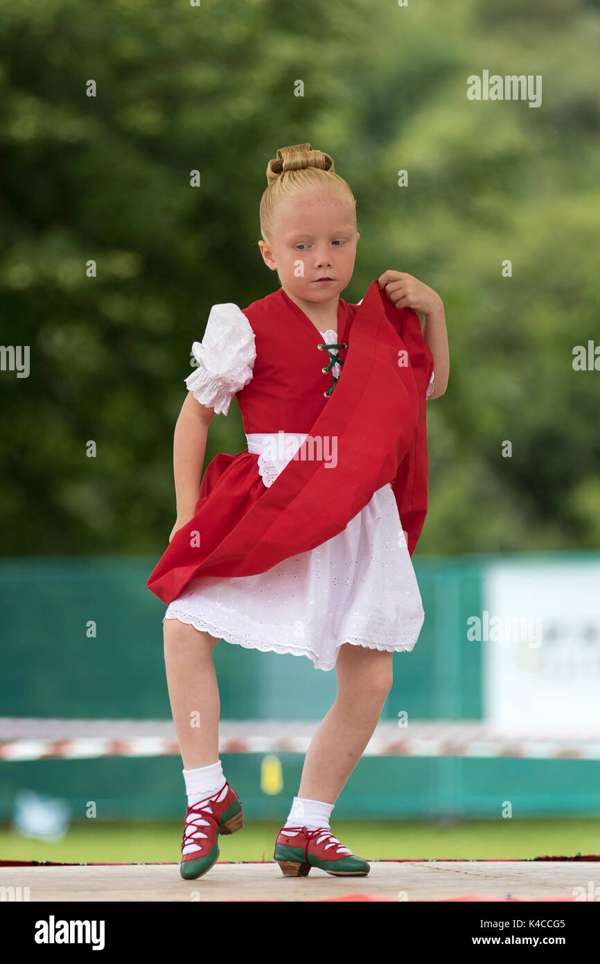 Aberlour, Scotland, UK. 05 Aug, 2017: Young dancer performing the Irish Jig during the 2017 Highland Games in Aberlour, Scotland. Stock Photo