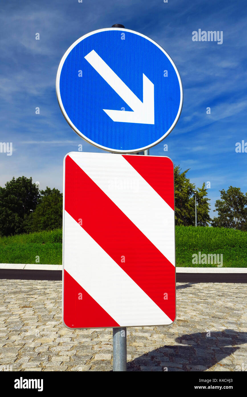 Roundabout sign right hi-res stock photography and images - Alamy