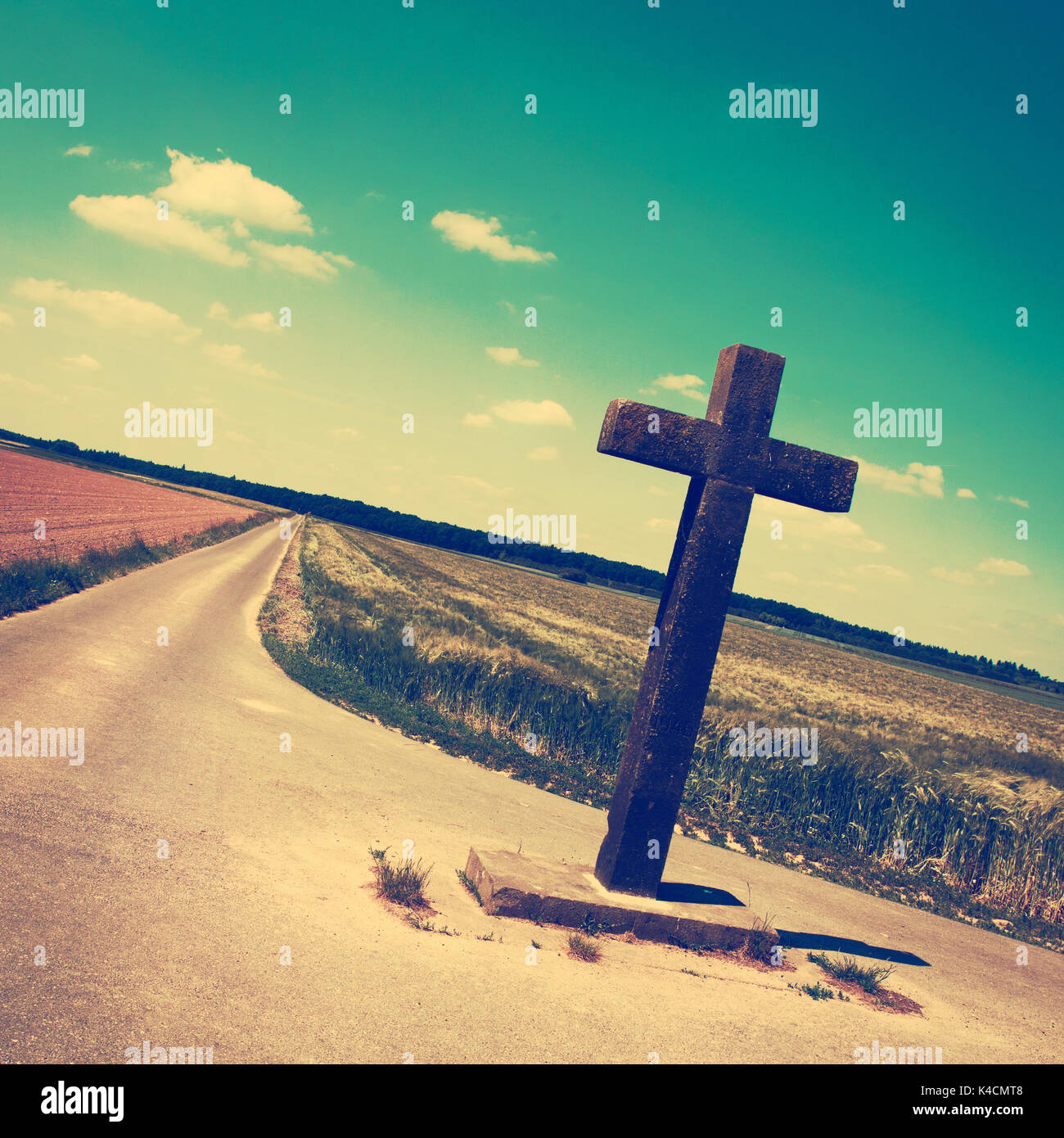 Edge of the field hi-res stock photography and images - Alamy