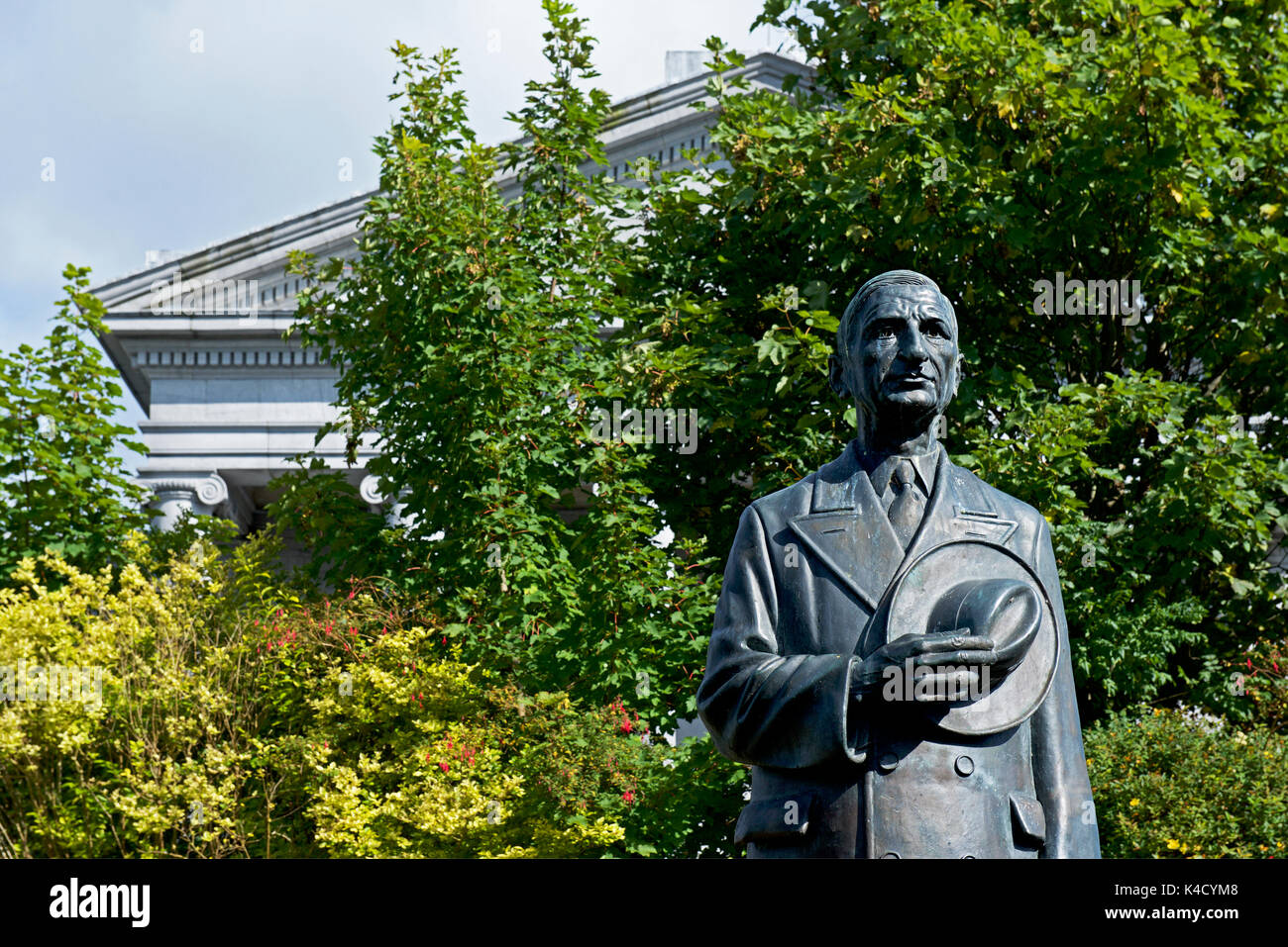 Statue of Eamon de Valera, in front of the Courthouse, Ennis, County
