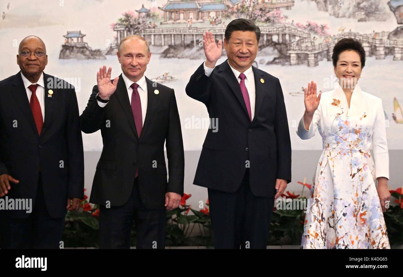 Putin Wave Leaders attending the BRICS Summit wave as they stand for a photo ...