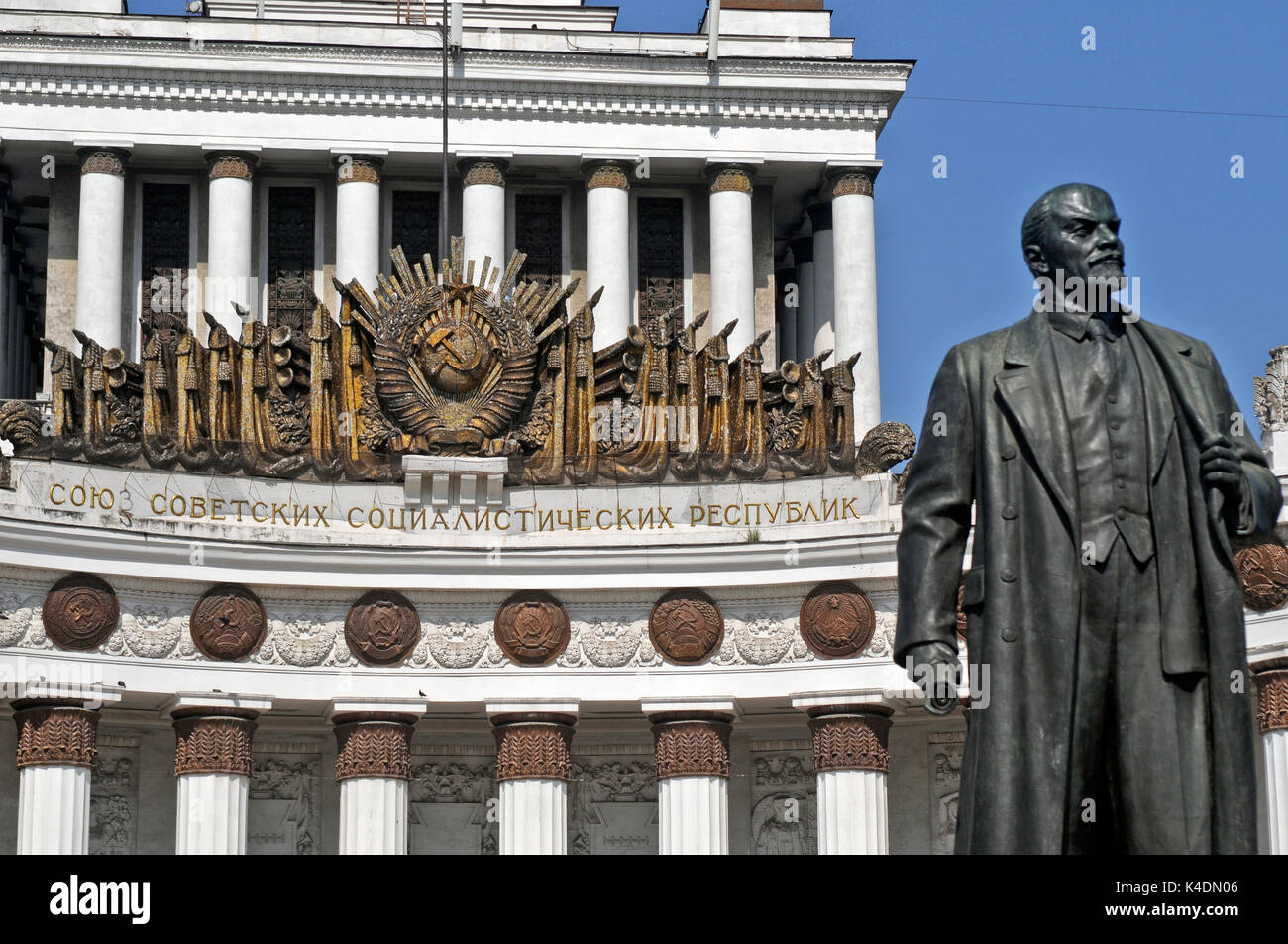 VDNH: Lenin Statue, in front of the Central Pavilion (House of Russian People - Dom Narodov Rossii). Moscow, Russia Stock Photo