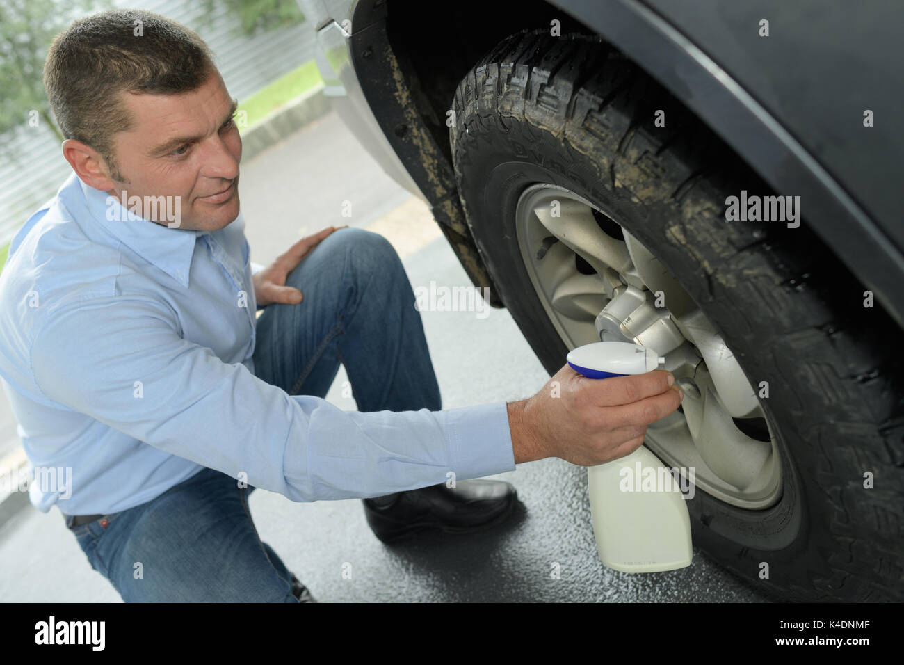 man cleaning his cars rim Stock Photo - Alamy