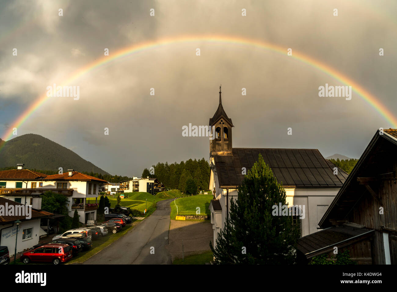Regenbogen über der Kirche iin Obsteig Holzleiten, Tirol, Österreich   |  rainbow and the church in  Obsteig Holzleiten, Tyrol, Austria Stock Photo