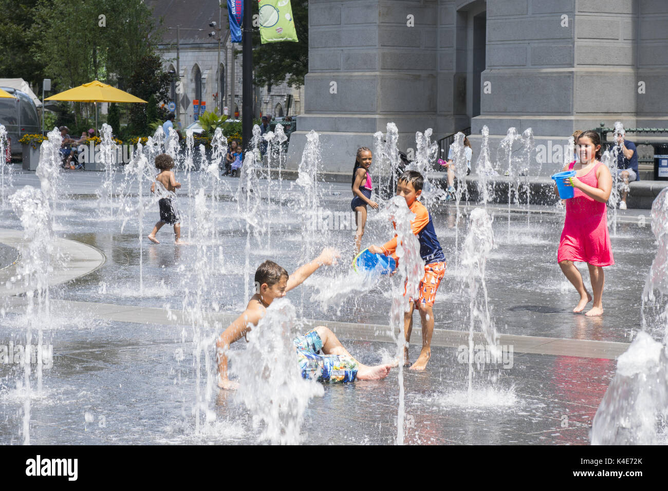 children-play-in-the-synchronized-water-fountains-at-the-city-hall-K4E72K.jpg