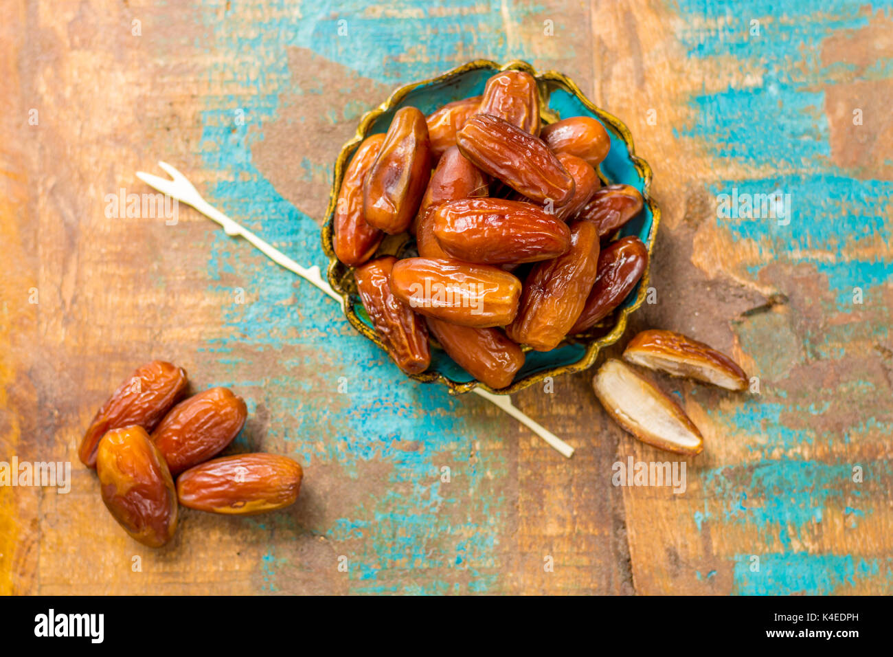 Raw Organic Medjool Dates with pits Ready to Eat Stock Photo Alamy