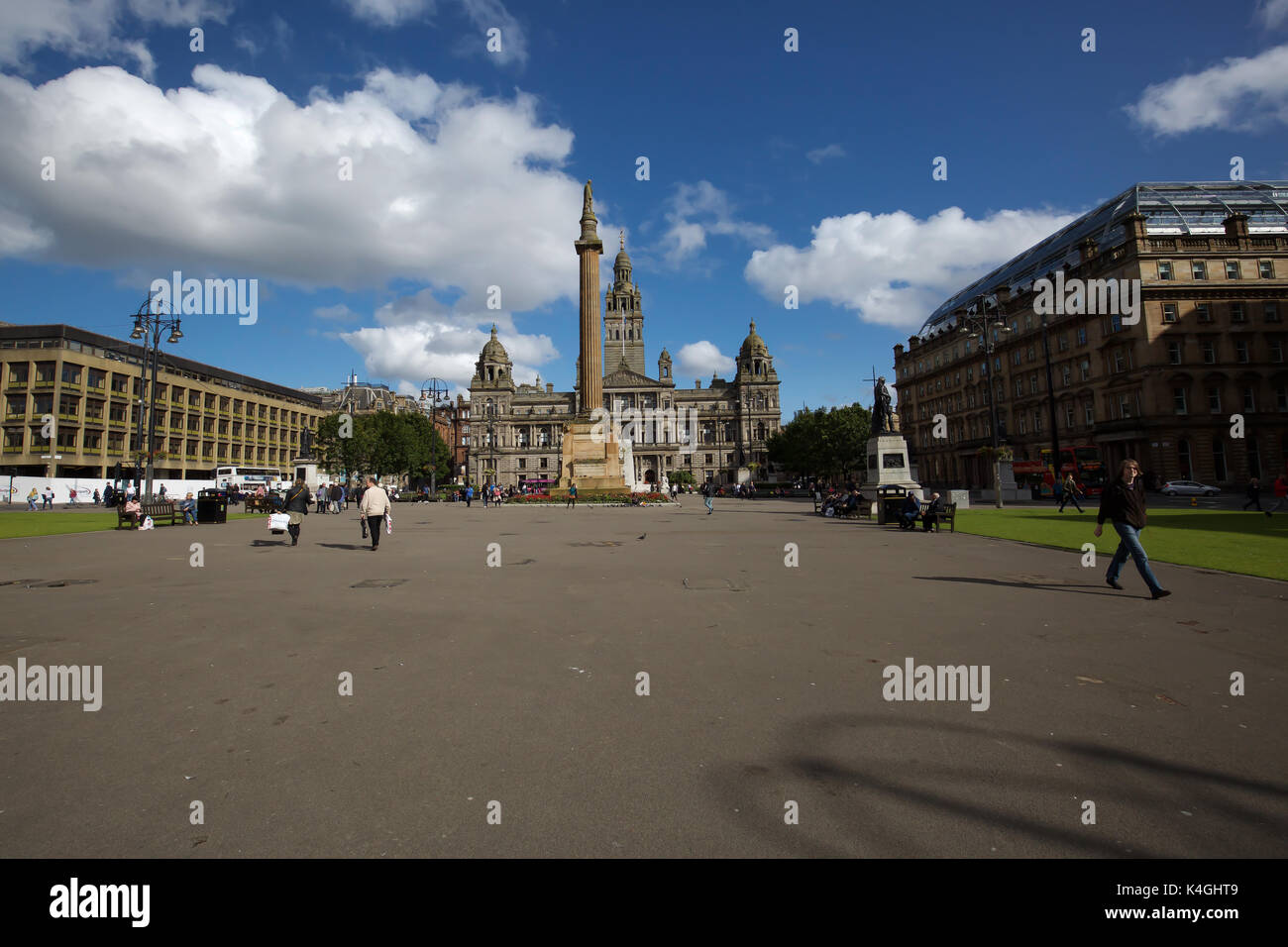 City Chambers and Scott monument in George Square, Glasgow, Scotland Stock Photo