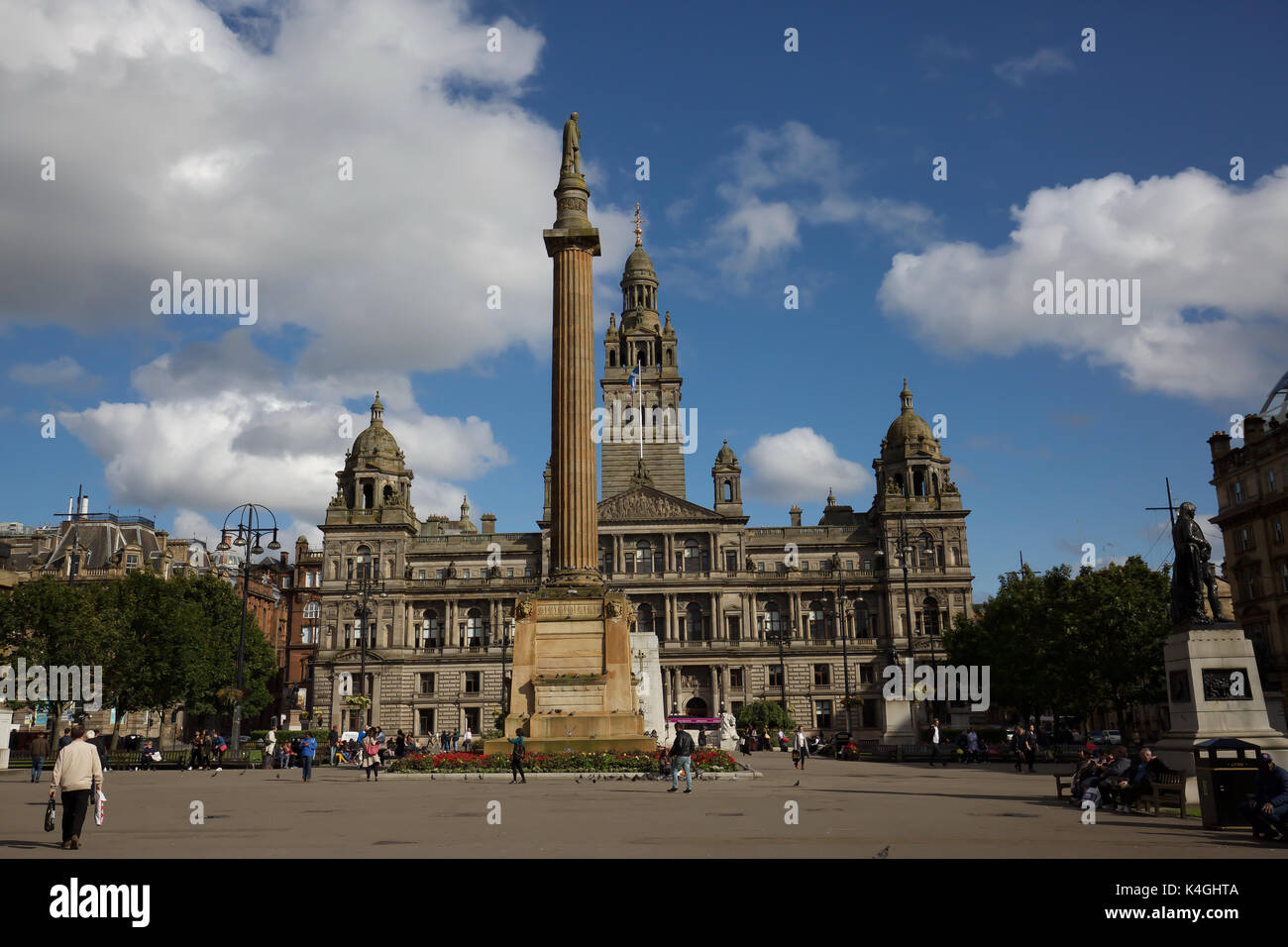 City Chambers and Scott monument in George Square, Glasgow, Scotland Stock Photo