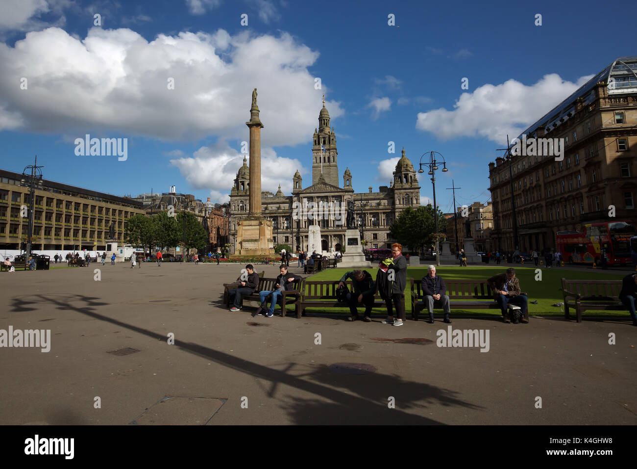 City Chambers and Scott monument in George Square, Glasgow, Scotland Stock Photo