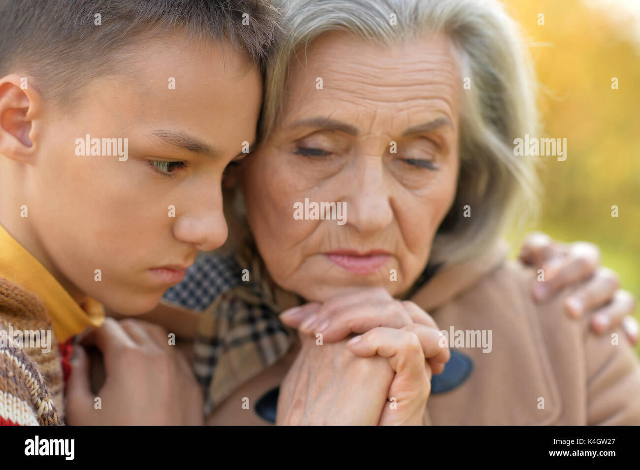 Пожилая женщина и взрослый сын ссора. Девушка и пожилая бабушка. Бабушка и дедушка азиаты. Бабуль. Пожилая мама.