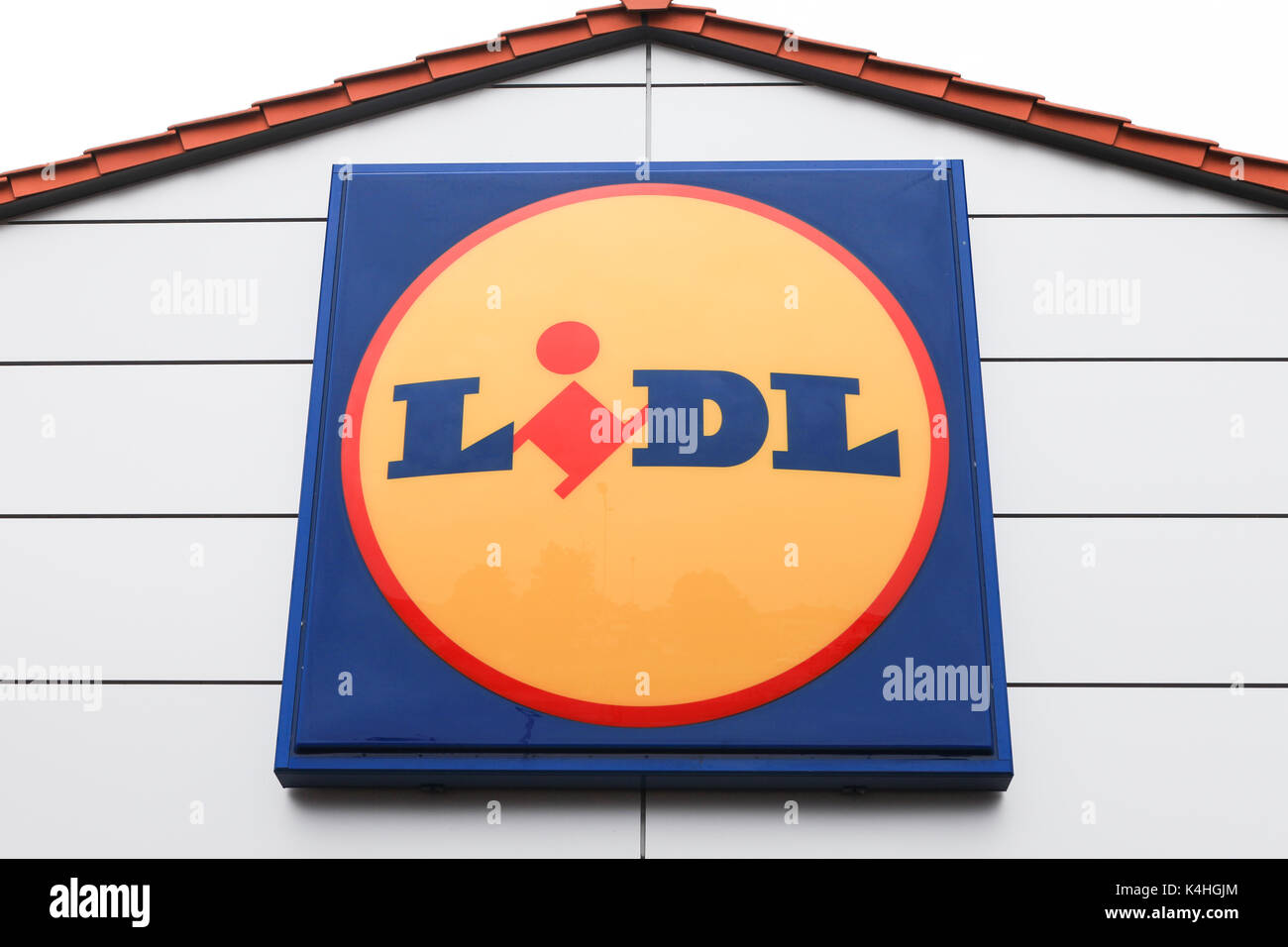 Lidl sign. Lidl Stiftung & Co. is a German global discount supermarket chain, based in Neckarsulm, Germany Stock Photo