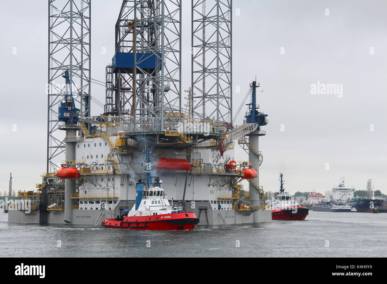 Oil rig being towed by tugboat hi-res stock photography and images - Alamy