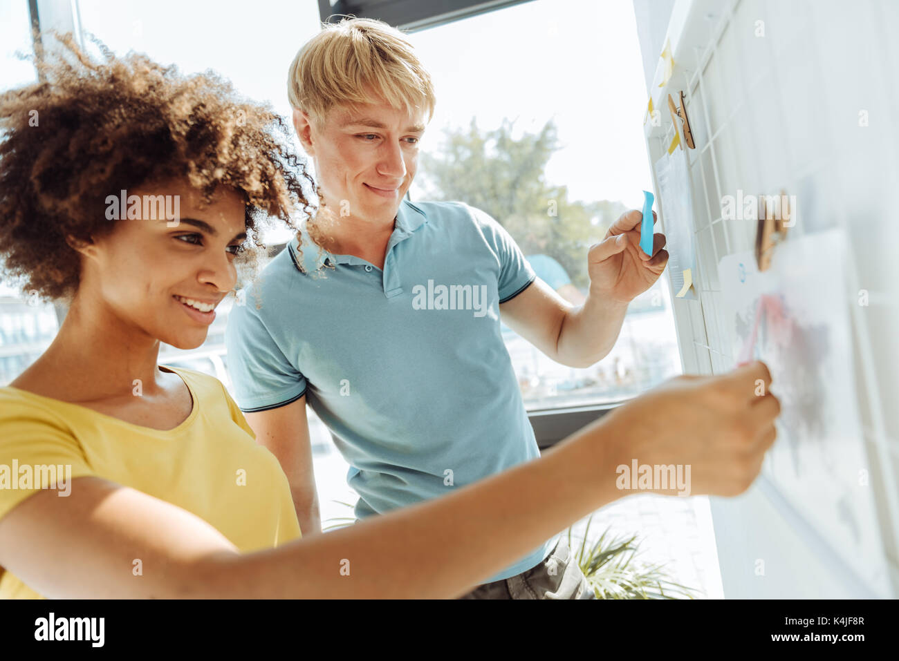 Using sticky notes hi-res stock photography and images - Alamy