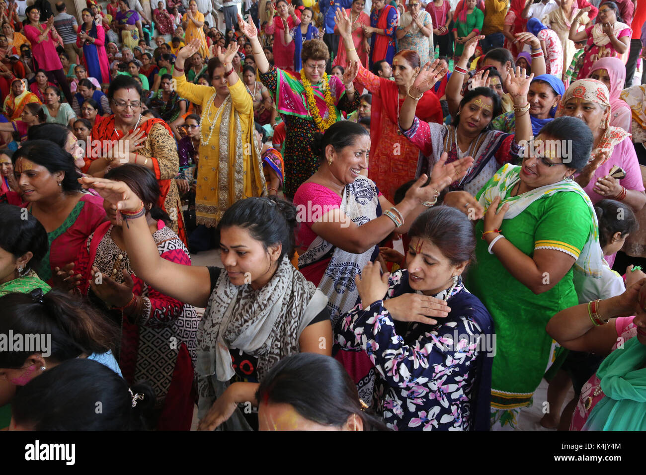 Prayers and chanting in Radha Rani Hindu temple, Barsana, Uttar Pradesh, India, Asia Stock Photo