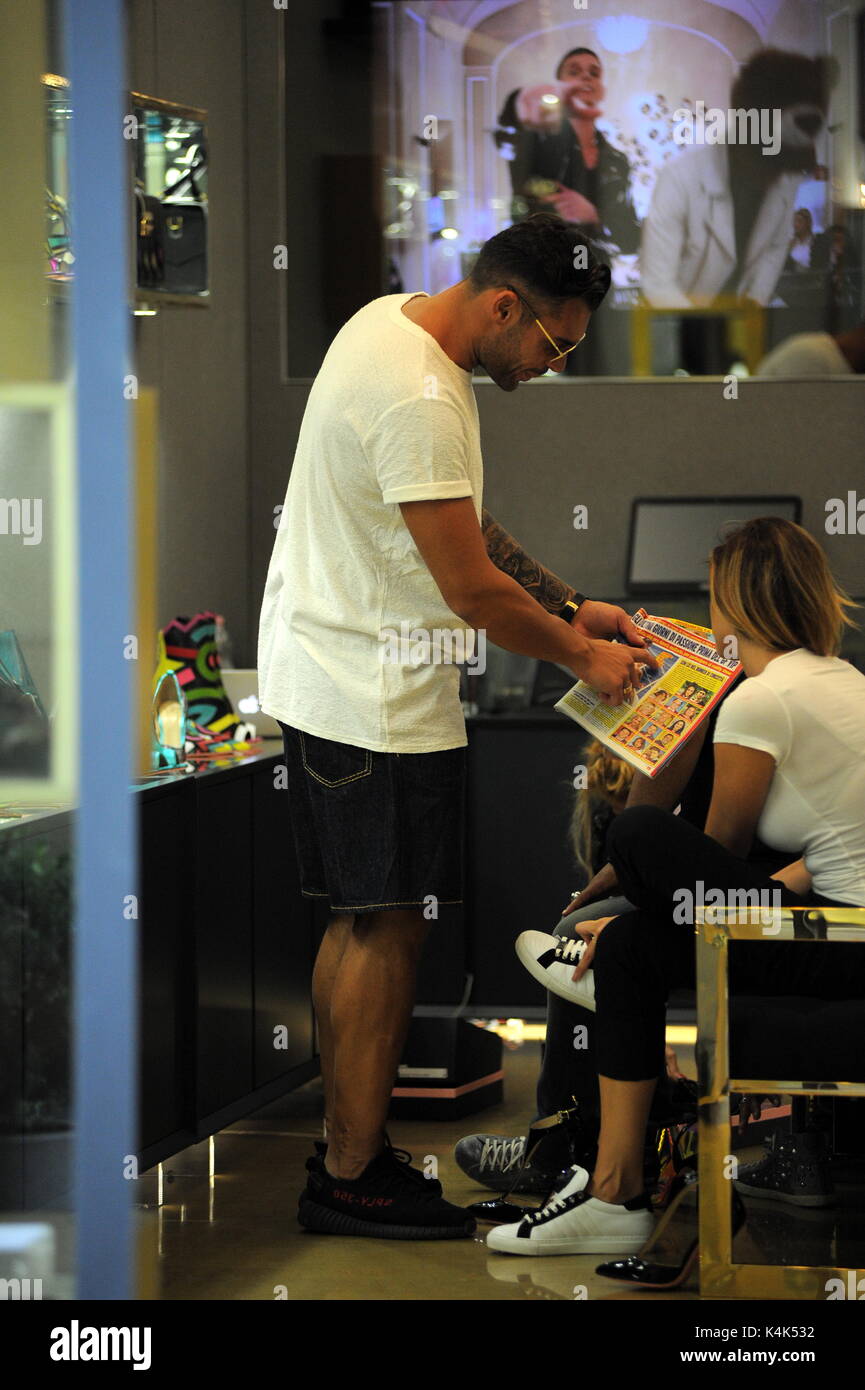 Milan, Aida Yespica and boyfriend Giuseppe Lama shopping before the GF