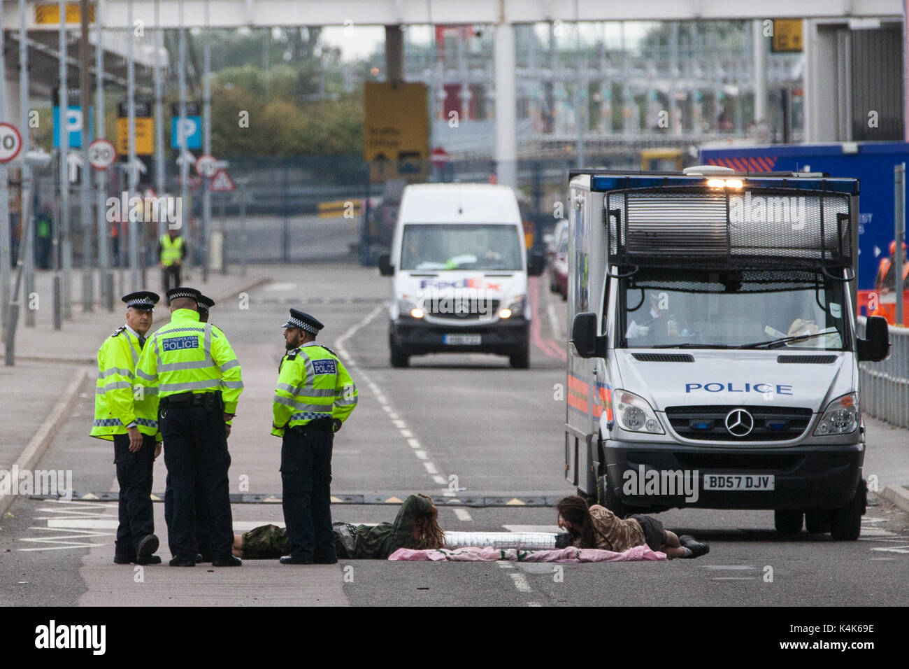 Protesters blocked access hi-res stock photography and images - Alamy