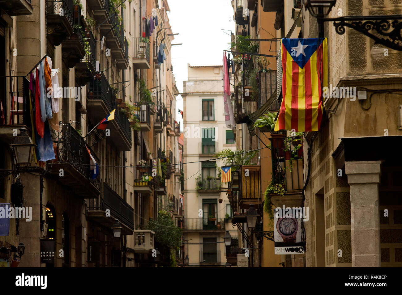 Barcelona, Spain. 06th Sep, 2017. September 6, 2017 - Barcelona, Catalonia, Spain - A estelada flag (symbol of Catalan independence) hangs from a balcony in Barcelona. The Catalan Parliament has passed a law to call a referendum of independence the next first of October. The unionist forces of Catalonia and the Spanish government are frontally opposed to the referendum and consider it illegal. Credit: Jordi Boixareu/Alamy Live News Stock Photo