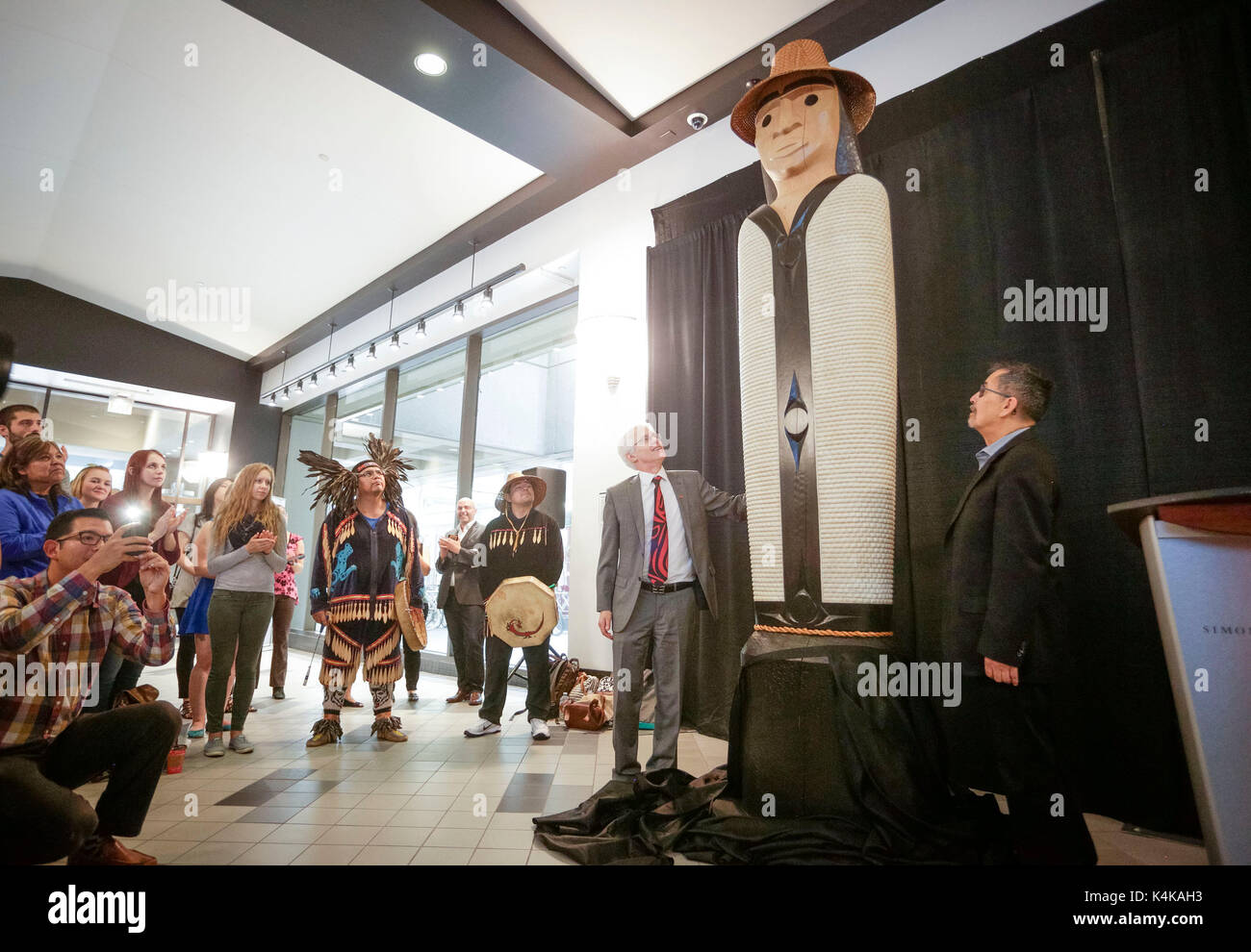 Vancouver, Canada. 6th Sep, 2017. The 'welcome figure', a traditional signage of Canada's aboriginal people to signify the land they belong to, is unveiled by guests during a ceremony at Simon Fraser University in Vancouver, Canada, Sept. 6, 2017. Simon Fraser University unveiled a Musqueam's 'welcome figure' at Vancouver campus on Wednesday to introduce aboriginal culture and history to people. Credit: Xinhua /Liang sen/Xinhua/Alamy Live News Stock Photo