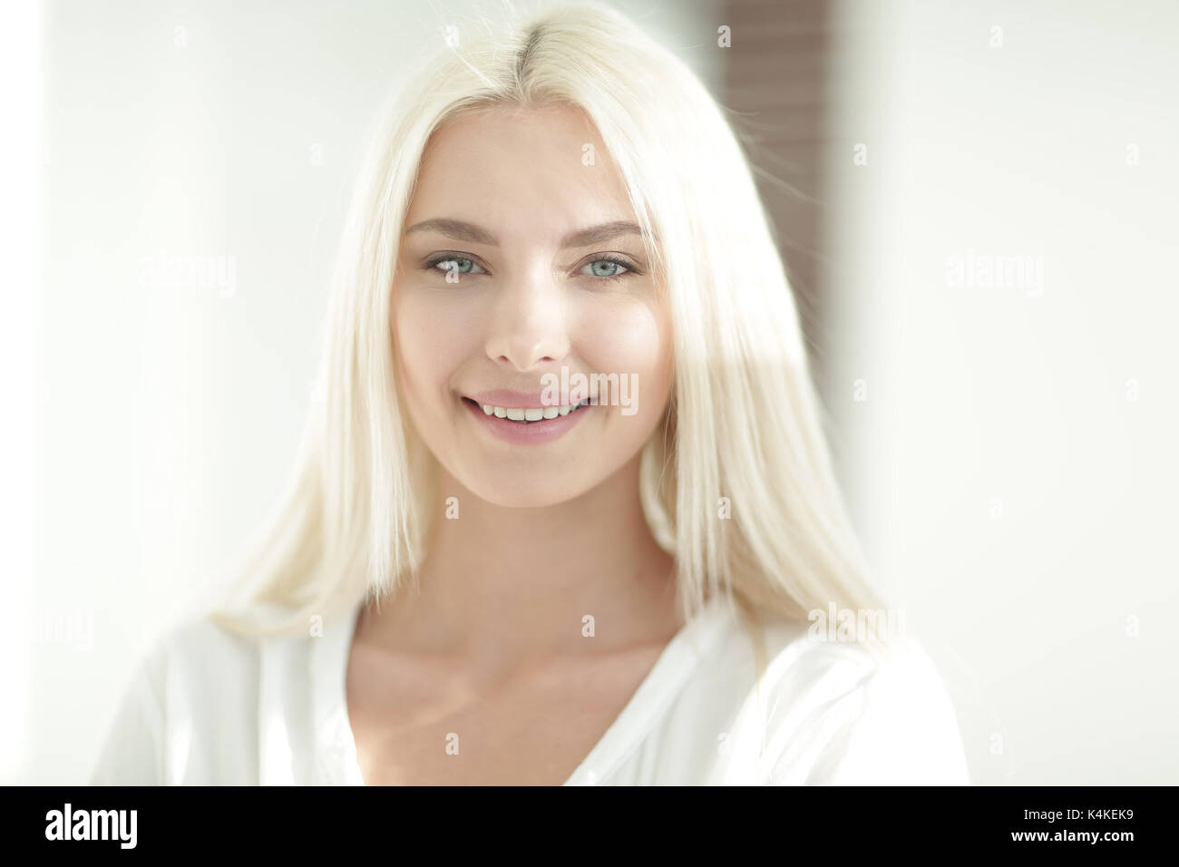 Portrait of confident young business woman Stock Photo - Alamy