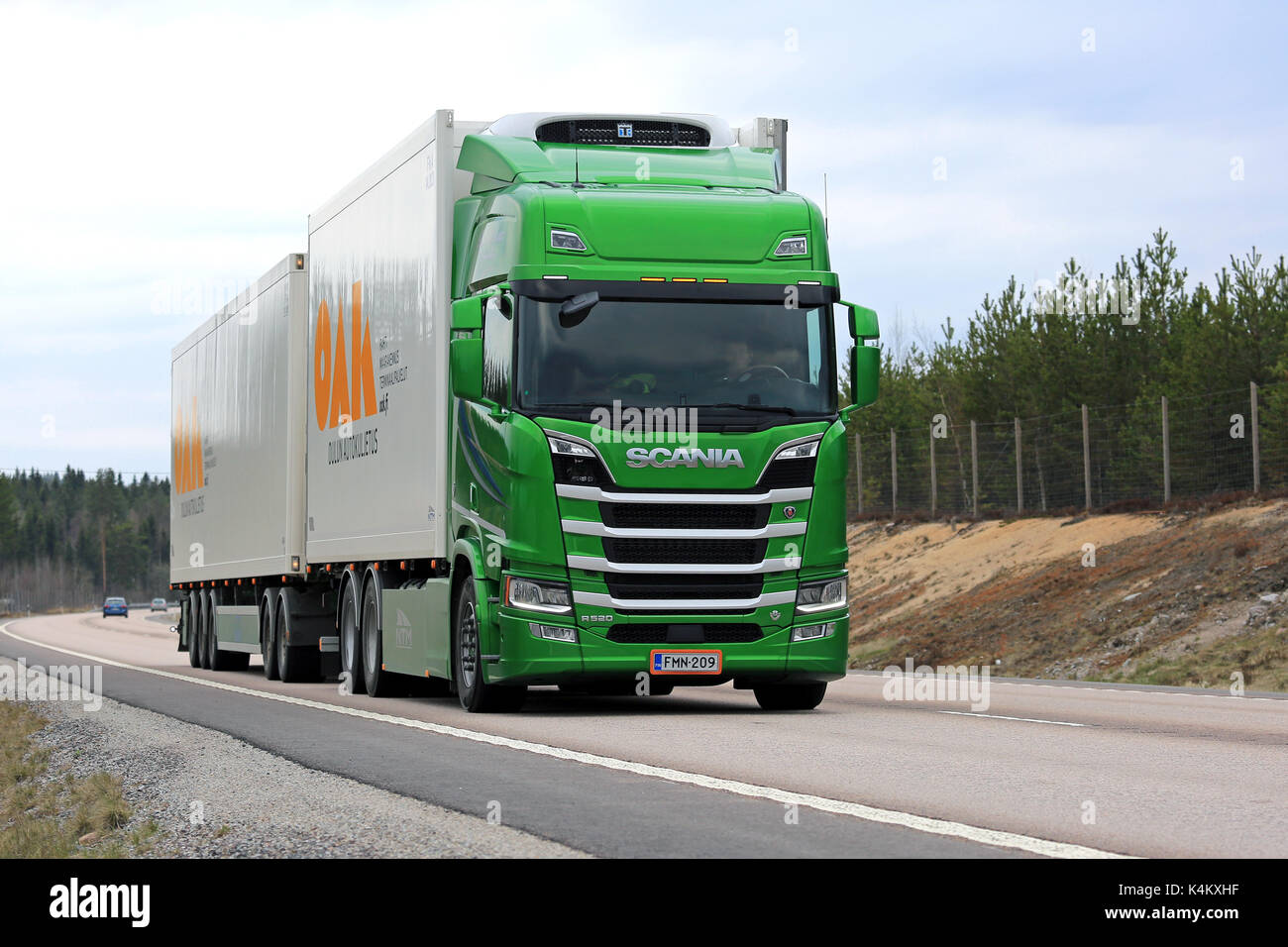 VAAJAKOSKI, FINLAND - MAY 19, 2017: Green Next Generation Scania R580 refrigerated trailer combination of Oulun Autokuljetus Oy hauls goods along high Stock Photo
