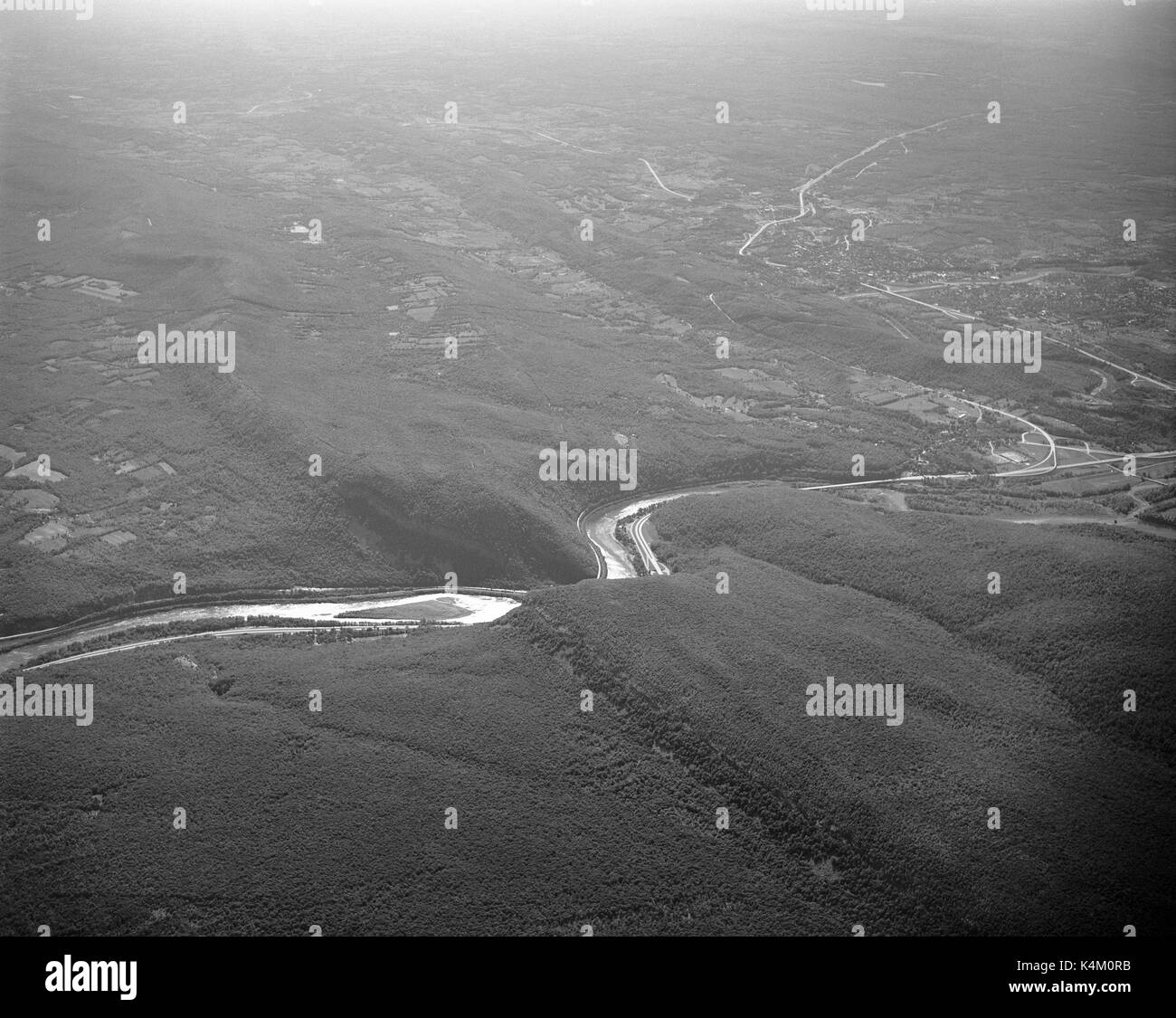 AERIAL VIEW OF THE DELAWARE RIVER AT THE DELAWARE WATER GAP, JUNE 1965, PENNSYLVANIA NEW JERSEY BORDER Stock Photo